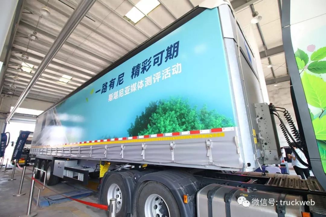 原汁原味歐洲側(cè)簾車來了 廣州實拍德國施密茨大象側(cè)簾半掛車與環(huán)衛(wèi)車