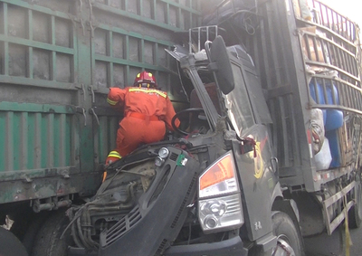 高速悲劇 夫妻養蜂車追尾半掛車，駕駛室被撞成連體，女子不幸身亡